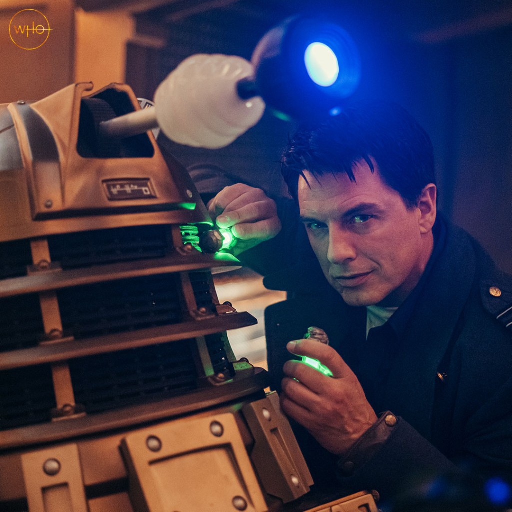 John Barrowman pose avec un Dalek