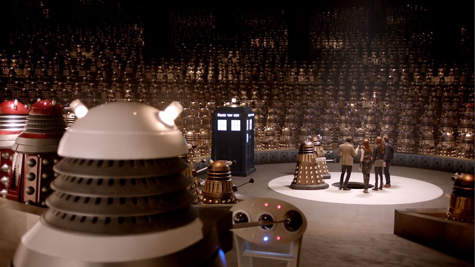 Le trio face aux Daleks