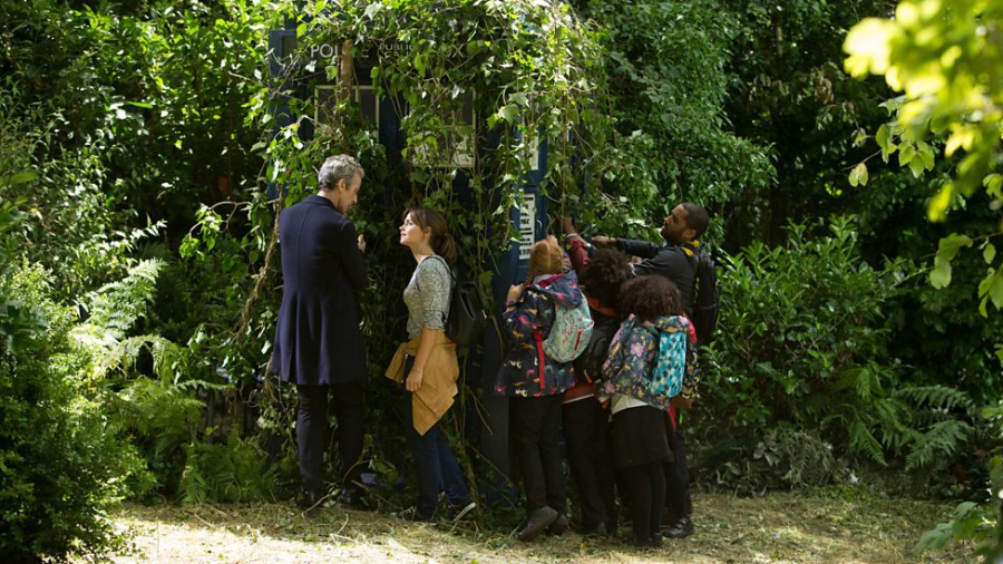 Le Docteur, Clara, Danny et leurs élèves retrouvent le Tardis