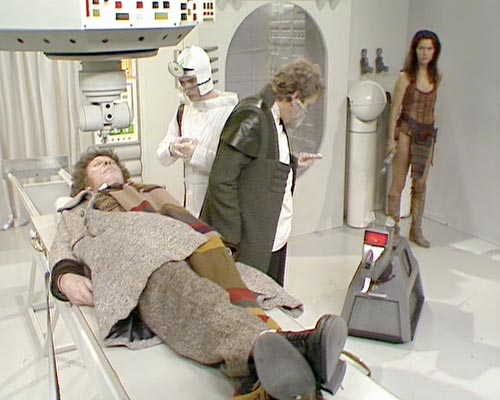 Doctor Who Hypnoweb : Le Professeur Marius tente de soigner le 4ème Docteur avec l'aide de Leela et K9  